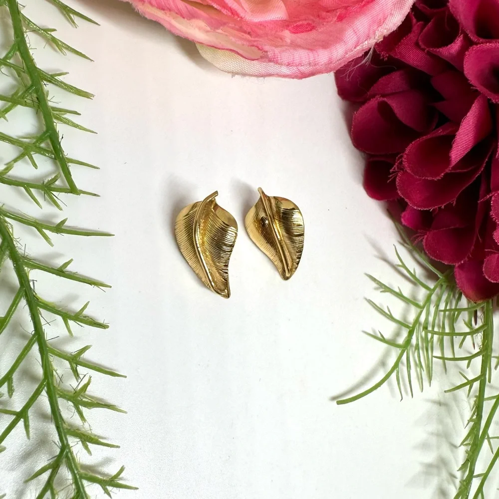 VINTAGE⚜️14K GF Gold Leaf Stud Earrings - Wells